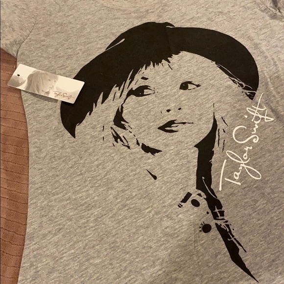 Taylor Swift Red shirt - Picture 2 of 2